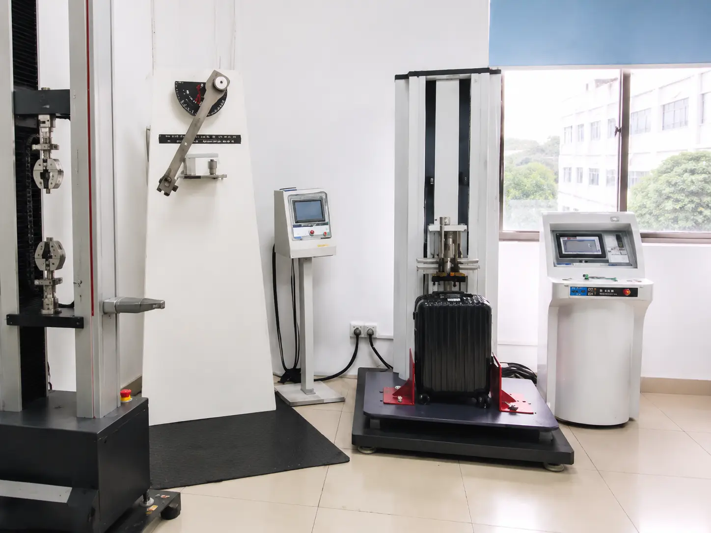 Trolley pull test machine simulating repeated pulling to verify trolley durability